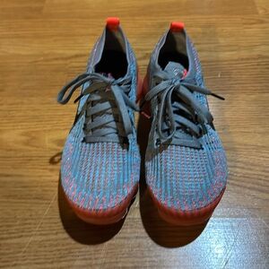 Nike Vapormax hardly worn size 8.5 women in new condition
